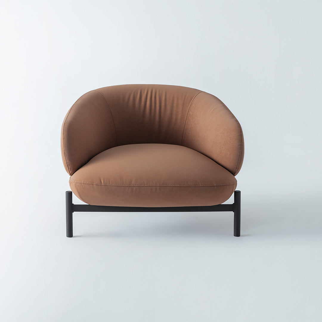 HOMAGE KOLTUK Freda armchair with beige upholstered fabric and wooden legs, modern design for living room seating.