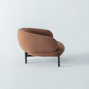 HOMAGE KOLTUK Freda armchair with plush upholstery and modern design, featuring a comfortable cushioned seat and stylish wooden legs.